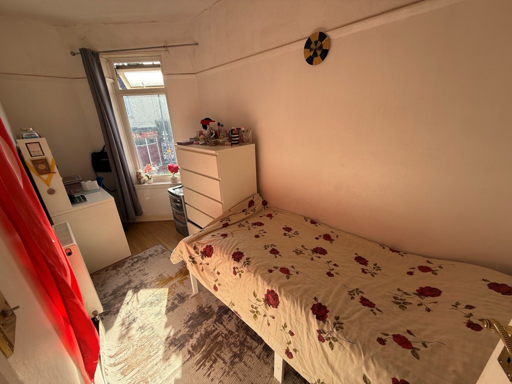 Lot: 33 - MIXED COMMERCIAL AND RESIDENTIAL INVESTMENT - Bedroom 1
